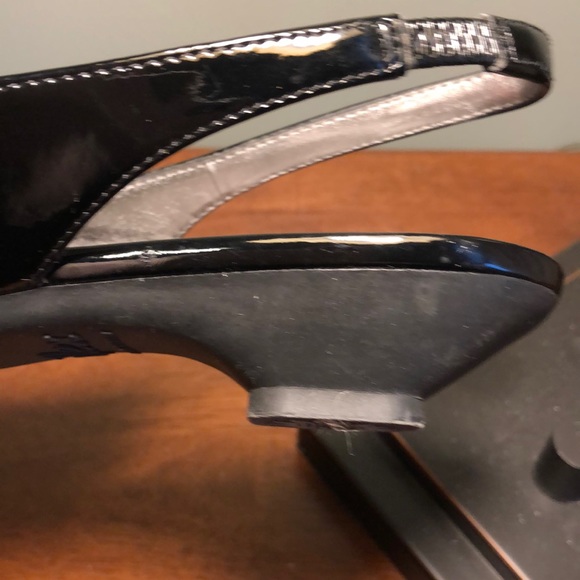 Black patent shoes with 1 1/2” heel - Picture 4 of 5